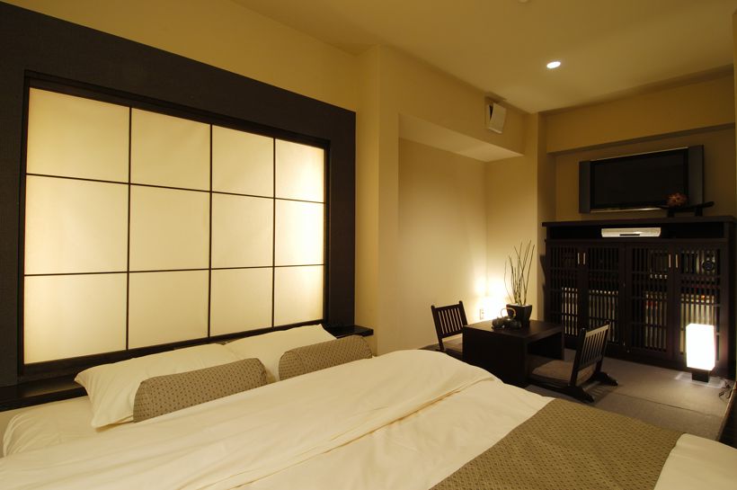 池袋成人專用酒店「Hotel AROMA」的現代風格房間,設有舒適的大床、柔和燈光和現代化設施,為客人提供放鬆的私密空間。